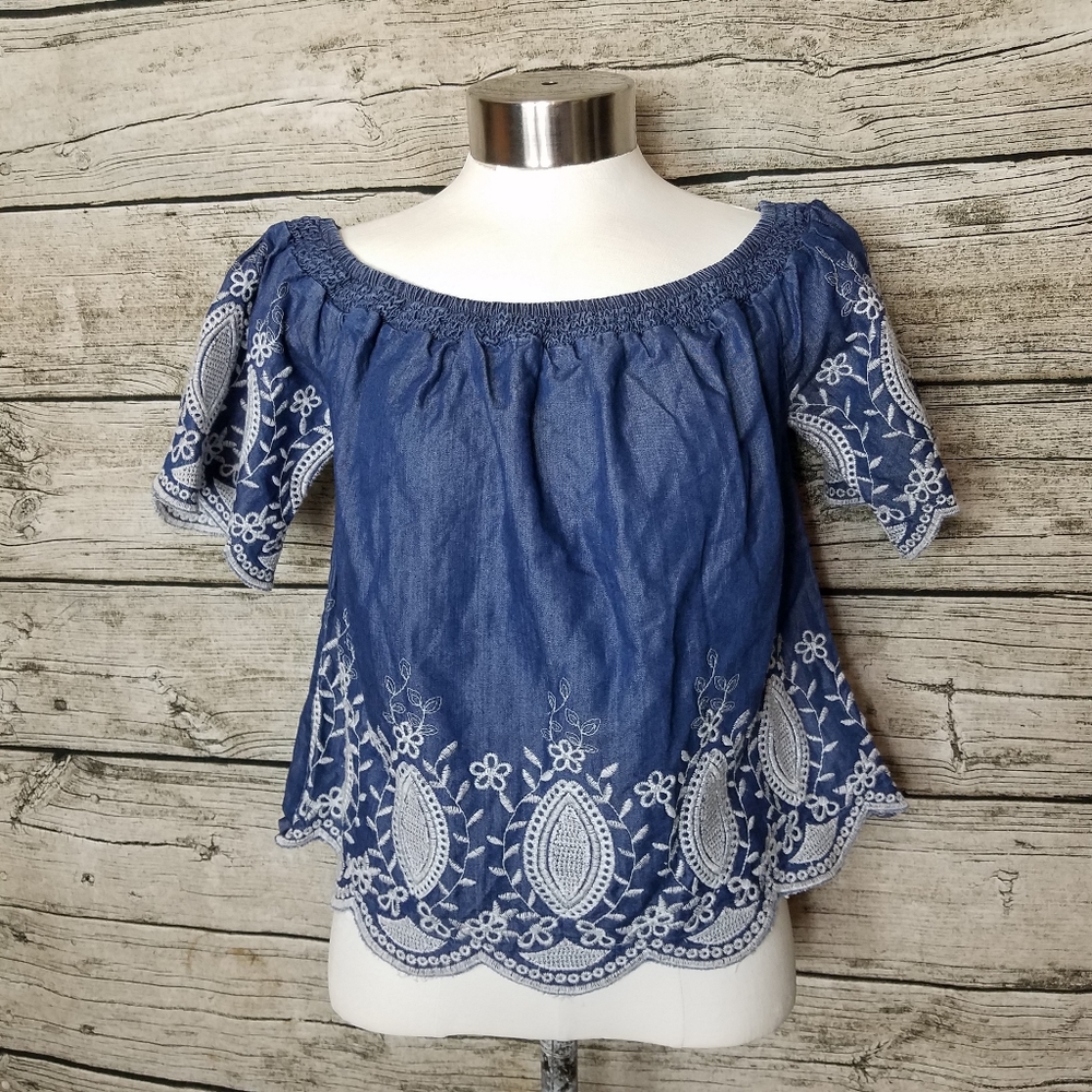 Romeo & Juliet Couture Women's Size Small.Pit to pit approx:  16.5 inches Rig